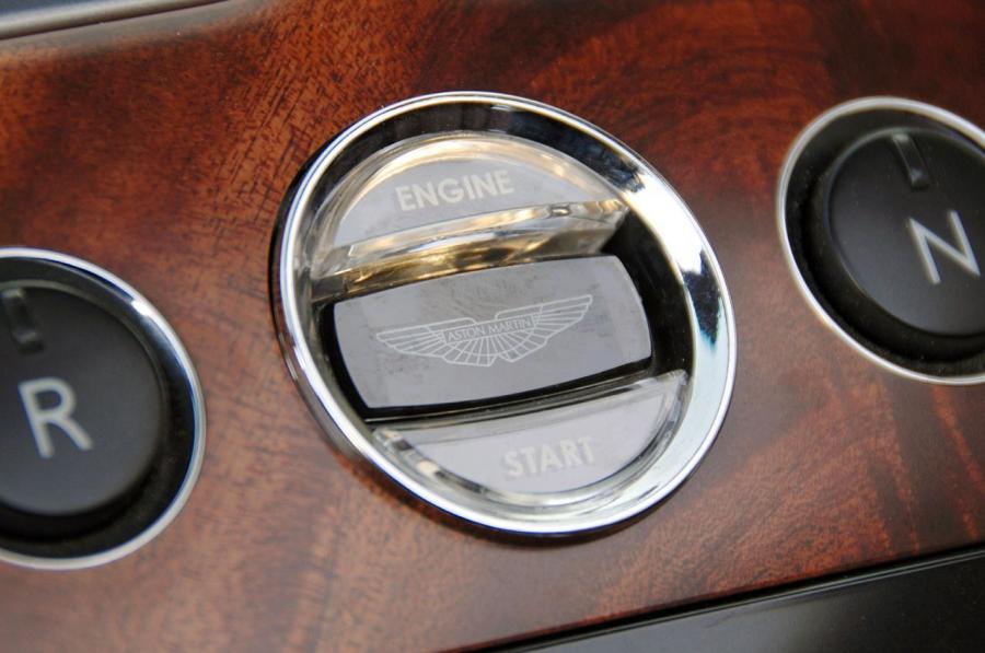 Детали интерьера Aston Martin DB9 Volante 2009 года  (фото 11 из 41)